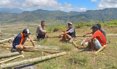 Bhabinkamtibmas-Kecamatan-Ruteng-Berikan-Himbauan-dan-Bantu-Warga-Bangun-Spot-Foto-di-Golo-Timur-Desa-Meler