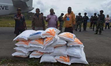 Kapolri-Salurkan-264,7-Ton-Beras-dan-1.500-Sembako-untuk-Warga-Papua-yang-Terdampak-Kekeringan