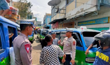 Personil-Sat-Lantas-Lakukan-Patroli,-Himbauan,-dan-Penertiban-Parkir-di-Kota-Ruteng