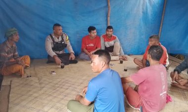 Bripka-Theodorus-Angkat-melaksanakan-Sambang-dan-Patroli-di-Desa-Lungar-Demi-memelihara-situasi-Kamtibmas.