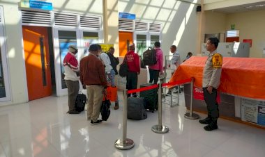 Anggota-Pospol-KP3-Udara-Frans-Sales-Lega-Ruteng-Amankan-Kedatangan-dan-Keberangkatan-Pesawat-di-Bandara