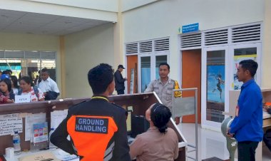Anggota-Pospol-KP3-Udara-Frans-Sales-Lega-Amankan-Kegiatan-Penerbangan-di-Ruteng