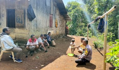 Bhabinkamtibmas-BRIPKA-M.-ALIF-JAFRIN-Aktif-Melakukan-Patroli-Dialogis-di-Kelurahan-Satar-Tacik