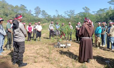 Polsek-Cibal-Melaksanakan-Aksi-Pelestarian-Lingkungan-Melalui-Penanaman-Pohon-Serentak