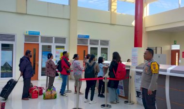 Anggota-Pospol-KP3-Udara-Frans-Sales-Lega-Amankan-Kegiatan-Penerbangan-di-Bandara