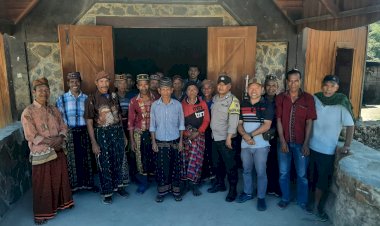 Bhabinkamtibmas-BRIPKA-Anselmus-K.-Nongko-Memediasi-Permasalahan-Batas-Tanah-dan-Sampaikan-Himbauan-Waspada-TPPO,-HPR-dan-Karhutla-Kepada-Warga