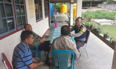 Laksanakan-Sambang,-Bhabinkamtibmas-Kecamatan-Langke-Rembong-Berikan-Sosialisasi-Pencegahan-TPPO-di-Gereja-St.-Mikhael-Kumba