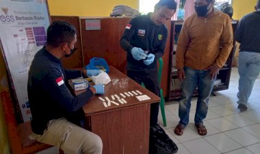 Wujudkan-Kampung-Bebas-Narkoba:-Pelaksanaan-Tes-Urin-bagi-Warga-Kel.-Pitak-di-Kampung-Bebas-Narkoba-Kelurahan-Pitak,-Kecamatan-Langke-Rembong,-Kabupaten-Manggarai