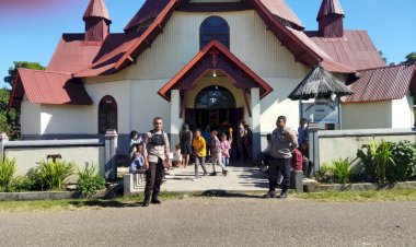 Polsek-Cibal-Terjunkan-Personil-Pengamanan-Ibadah-Minggu-MISA-PERTAMA-dan-MISA-KEDUA