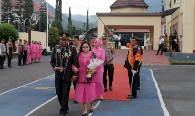 Upacara-Wisuda-Purna-Bhakti-Polres-Manggarai-dan-Tradisi-Pedang-Pora-:-Penghormatan-untuk-Anggota-Polri-yang-telah-memasuki-masa-pensiun