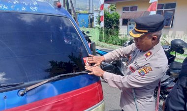 Polres-Manggarai-Gencar-Cegah-Narkoba:-Penempelan-Stiker-dan-Pamflet-di-Kampung-Bebas-Narkoba