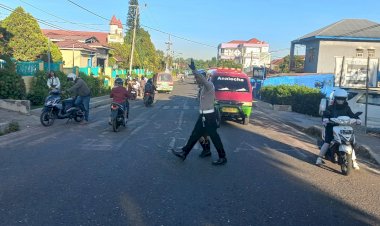 Penjagaan-dan-Pengaturan-Arus-Lalu-Lintas-Polres-Manggarai-Memastikan-Keselamatan-Pengguna-Jalan-di-Kota-Ruteng