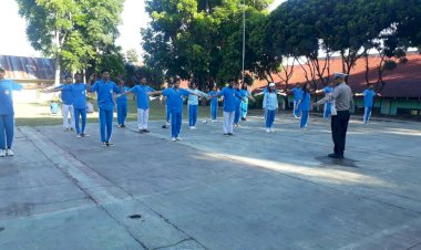 Kanit-Keamanan-dan-Keselamatan,-Satuan-Lalu-Lintas-beri-pelatihan-anggota-PKS-(-Patroli-Keamanan-Sekolah-)-di-SMAK-Setia-Bhakti-Ruteng.