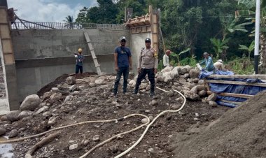 Bripka-ARSEL-LIUNIMA,-Berdialog-dengan-Pekerja-Proyek-di-Jembatan-Waemaras-dan-sampaikan-himbauan-Kamtibmas