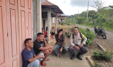 Bhabinkamtibmas-Kecamatan-Cibal-Barat,-Polres-Manggarai-Brigpol-Bonaventura-Laba-Gencar-Himbau-Warga-dalam-Giat-Patroli-Dialogis