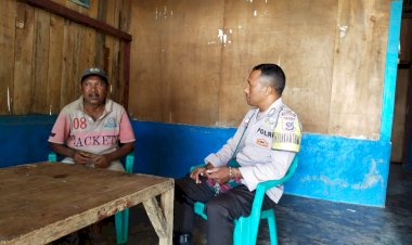 Bripka-Matheus-Maju,-Bhabinkamtibmas-Kecamatan-Langke-Rembong,-Lakukan-Patroli-Dan-Himbauan-Kamtibmas