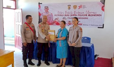 Polres-Manggarai-Membagikan-Buku-dalam-Upaya-Mendorong-Budaya-Literasi-di-Kalangan-Anak-anak