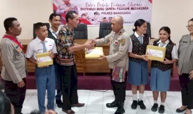 Peduli-Budaya-Literasi,-Polres-Manggarai-bagikan-buku-di-SMK-Sadar-Wisata-Ruteng