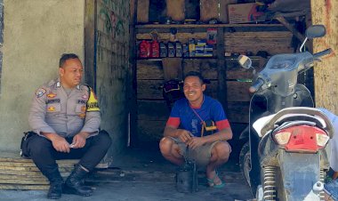 Petugas-Bhabinkamtibmas-Patroli-dan-Sambang-di-Desa-Kentol,-sampaikan-himbauan-Kamtibmas