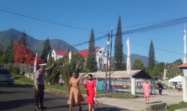 Personil-Polres-Manggarai-Laksanakan-Pengamanan-Pelaksanaan-Misa-Minggu-di-Gereja-Gereja