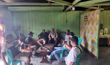 Bhabinkamtibmas-Kecamatan-Langke-Rembong-Sambangi-Warga,-Sosialisasikan-Waspada-TPPO