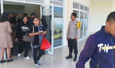 Anggota-Pospol-KP3-Udara-Frans-Sales-Lega-Melakukan-Pengamanan-Pesawat-Wings-Air-ATR-72-500-di-Bandara-Frans-Sales-Lega-Ruteng