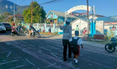 Satuan-Lalu-Lintas-Polres-Manggarai-Memberikan-Pelayanan-dan-Keamanan-kepada-Pejalan-Kaki-di-Kota-Ruteng