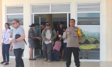 Anggota-Pospol-KP3-Udara-Frans-Sales-Lega-Amankan-aktivitas-penumpang-pesawat-di-Bandara-Frans-Sales-Lega-Ruteng