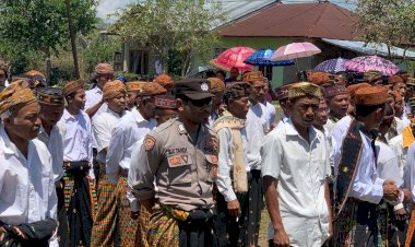 Bripka-Stanislaus-K.Tandi-Hadiri-Ritual-Adat-di-Kampung-Waewua,-Reok-Barat,-sampaikan-Himbauan--Kamtibmas