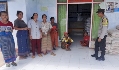 Bhabinkamtibmas-Kecamatan-Rahong-Utara,-Aipda-Ridwan-Lubalu,-Memastikan-Distribusi-Beras-Aman-dan-Sampaikan-Pesan-Penting