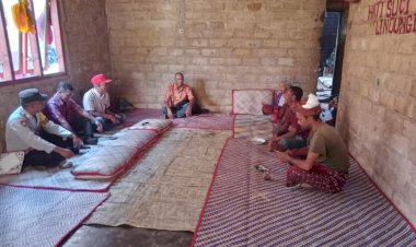 Bhabinkamtibmas-Kecamatan-Lelak,-NTT,-Bripka-Andreas-Korsini-Ta-Gencarkan-Upaya-Pencegahan-Tindak-Pidana-dan-Ancaman-Terhadap-Masyarakat