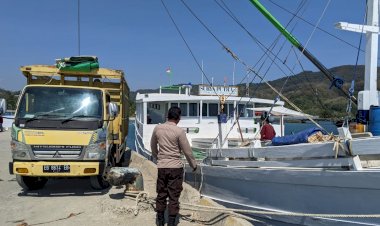 Pengamanan-Aktivitas-Bongkar-Muat-di-Pelabuhan-Laut-Kelas-II-Reo-Berjalan-Lancar