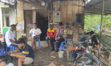 BRIPKA-ADRIANUS-G-SUMAN,-Bhabinkamtibmas-Kecamatan-Wae-Ri'i,-Melakukan-Patroli-dan-Sambang-di-Dusun-Ro'eng,-sampaikan-himbauan-Kamtibmas