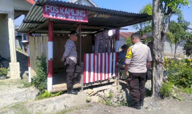 Aipda-Fransiskus-S.-Maja,-Kanit-Binpolmas,-Bersama-Tim,-Sambangi-Warga-di-Pos-Kamling,-Kelurahan-Lawir
