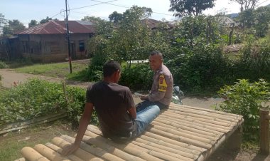 Bripka-M.-Alif-Jafrin-Bhabinkamtibmas-Sambangi-Warga-Kelurahan-Pitak-Kecamatan-Langke-Rembong,-Kabupaten-Manggarai-Sampaikan-Bahaya-TPPO
