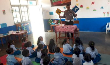 Polisi-Sahabat-Anak-di-TK-St.-Gabriel-Ruteng,-Kabupaten-Manggarai:-Unit-Kamsel-Sosialisasikan--Keselamatan-Berlalu-Lintas