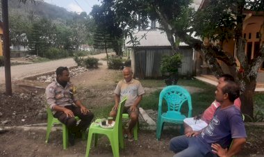 Bripka-Stanislaus-K.Tandi-Melaksanakan-Patroli-Dialogis-dan-Sambang-Tokoh-Masyarakat-di-Kampung-Kajong,-Kecamatan-Reok-Barat