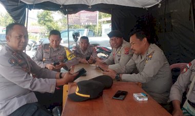 Kabagops-Polres-Manggarai,-AKP-Burhanudin,-Pimpin-Pengecekan-Personil-Pengamanan-KPU-Kabupaten-Manggarai