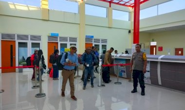 KP3-Udara-laksanakan-Pengamanan-Pesawat-WINGS-AIR-ATR-72-500-di-Bandar-Udara-Frans-Sales-Lega-Ruteng