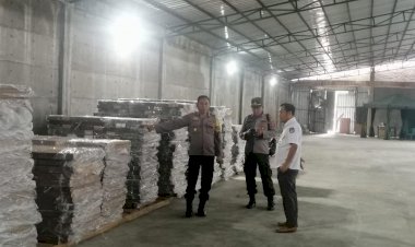 Kabagops-Polres-Manggarai-Lakukan-Pengecekan-Gudang-Logistik-Pemilu-2024
