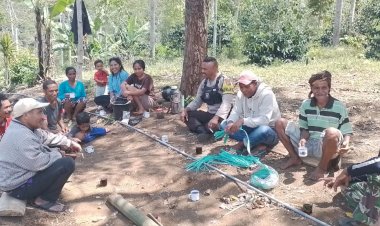 Bripka-Theodorus-Angkat-Bhabinkamtibmas-Kec.-Satar-Mese,-Kab.-Manggarai,-Melakukan-Patroli-dan-Sambang-di-lingkungan-Ndajang,-Desa-Lungar.