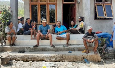 Jaga-Situasi-Kamtibmas-Tetap-Kondusif-Jelang-Pemilu-2024:-Bripka-Stanislaus-K.Tandi-Patroli-dan-Sambang-di-Desa-Kajong