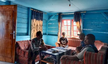 Bhabinkamtibmas-Kecamatan-Langke-Rembong-Sambang-dan-Patroli-Serta-Sosialisasikan-Pesan-Kamtibmas