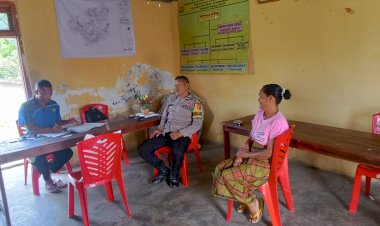 Menjelang-Pesta-Demokrasi-Pemilu-2024,-Bhabinkamtibmas-Ruteng-Himbau-Warga-di-Desa-Beo-Rahong