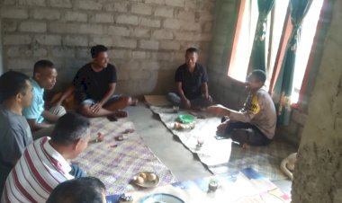 Bhabinkamtibmas-Kecamatan-Satar-Mese-Utara-Himbau-Warga-di-Desa-Cireng-terkait-TPPO-dan-Harkamtibmas-Jelang-Pemilu