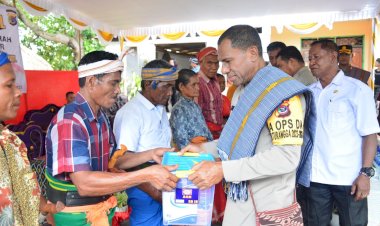 Kapolda-NTT-Bagikan-Ratusan-Sembako-kepada-Masyarakat-Desa-Kadi-Pada,-Sumba-Barat-Daya