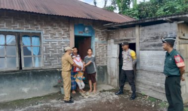 Bhabinkamtibmas-Aipda-Maximus-Setu-Lakukan-Patroli-Dialogis-dan-Bagikan-Bantuan-Sembako-Presiden-RI-di-Kelurahan-Watu