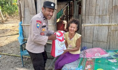 Bhabinkamtibmas-Kecamatan-Reok-Salurkan-Bantuan-Sembako-dan-Sampaikan-Pesan-Kamtibmas