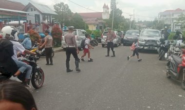 Satuan-Lalu-Lintas-Polres-Manggarai-Amankan-Arus-Lalu-Lintas-dan-Bantu-Pejalan-Kaki