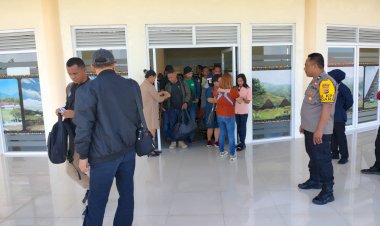 Anggota-Pospol-KP3-Udara-Frans-Sales-Lega-Ruteng-Lakukan-Pengamanan-Pesawat-Penumpang-di-Bandara